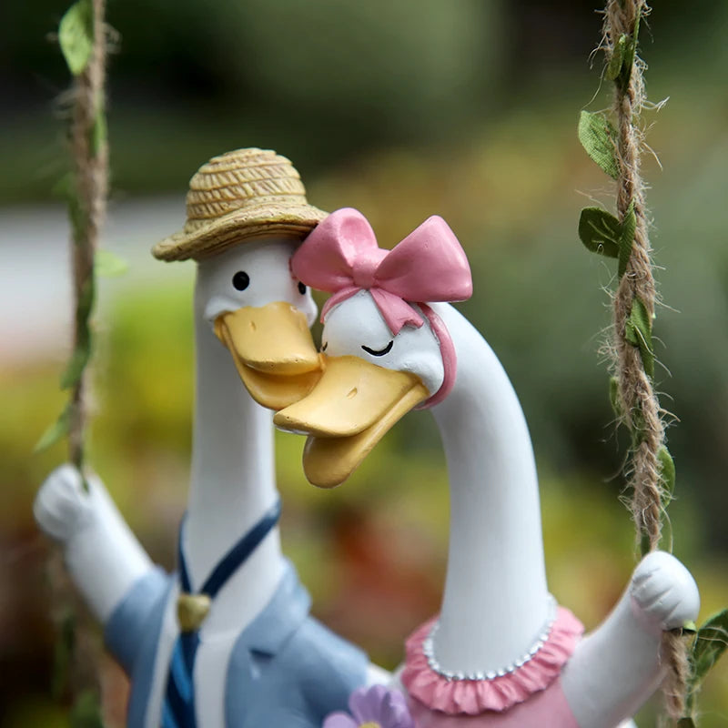 1pc Couple Duck Swing Garden Statues Outdoor Fence DecorCute Resin Ducks Figurine Funny Goose Lovers Sculpture ForHome Office Pa