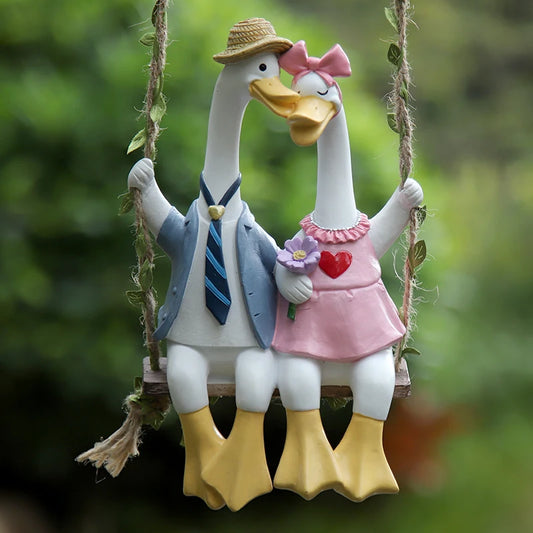 1pc Couple Duck Swing Garden Statues Outdoor Fence DecorCute Resin Ducks Figurine Funny Goose Lovers Sculpture ForHome Office Pa